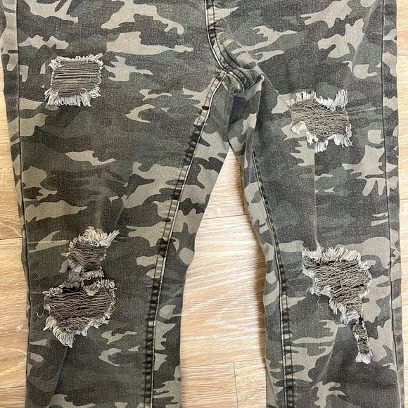 VANILLA Star Distressed Camouflage Skinny Jeans - Picture 3 of 9